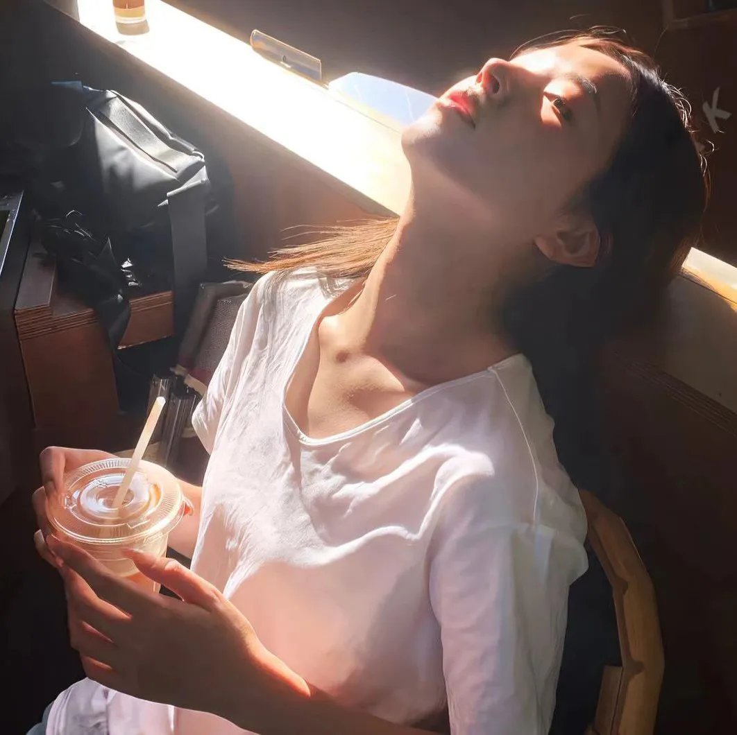 安静的乡村女人海报